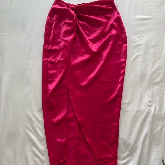 Missguided ruched thigh slit satin skirt in pink - Picture 2 of 4